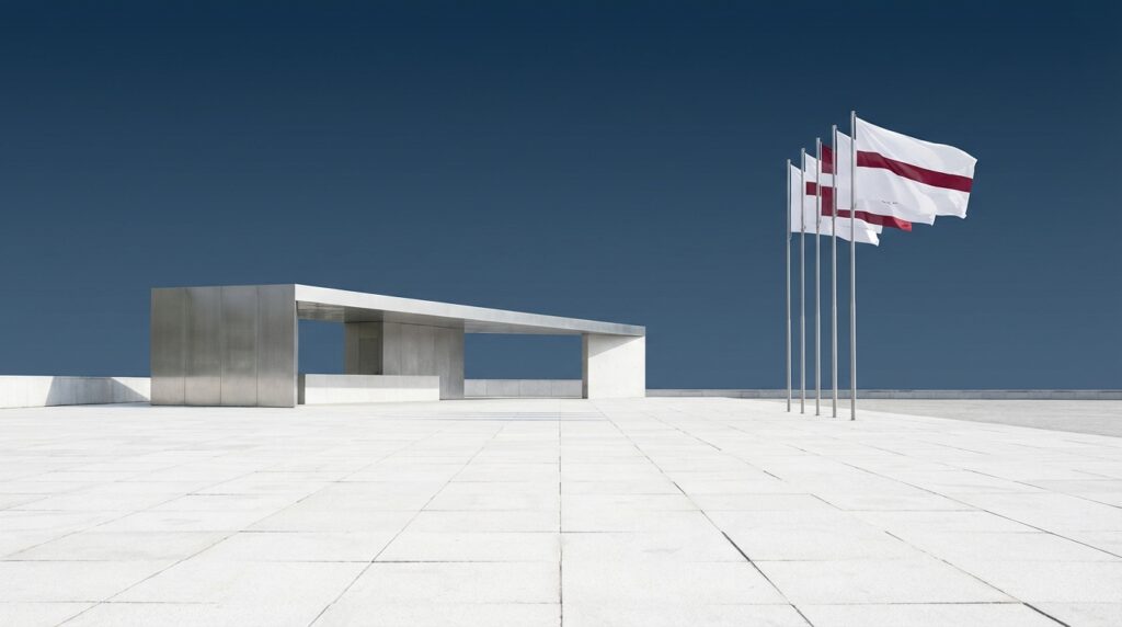 What does the First Amendment right to assembly refer to? A clear explanation